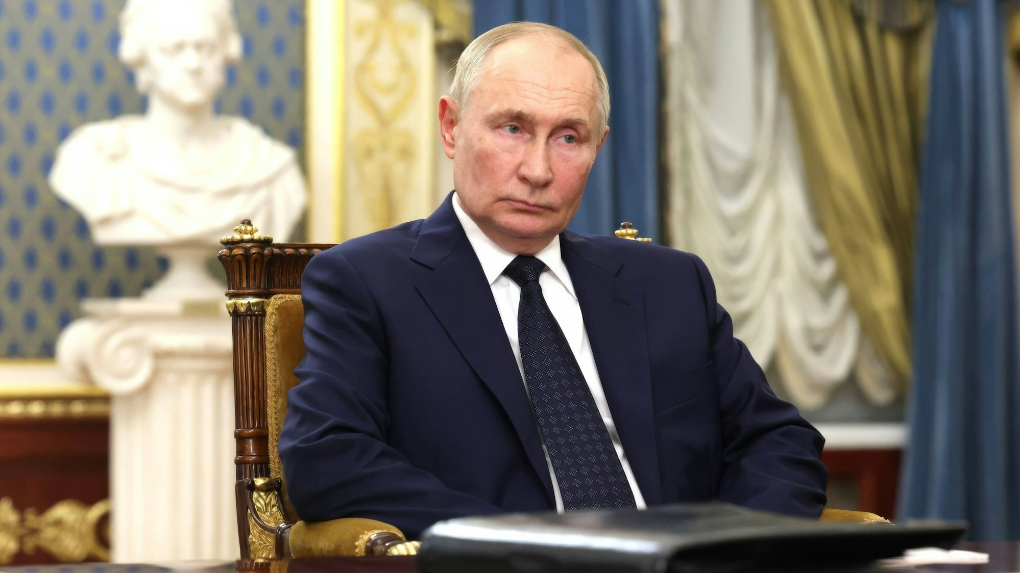 Wladimir Putin bei einem Gespräch in St. Petersburg am vergangenen Wochenende. Interne russische Analysen sehen offenbar wirtschaftliche Probleme auf Russland zukommen.