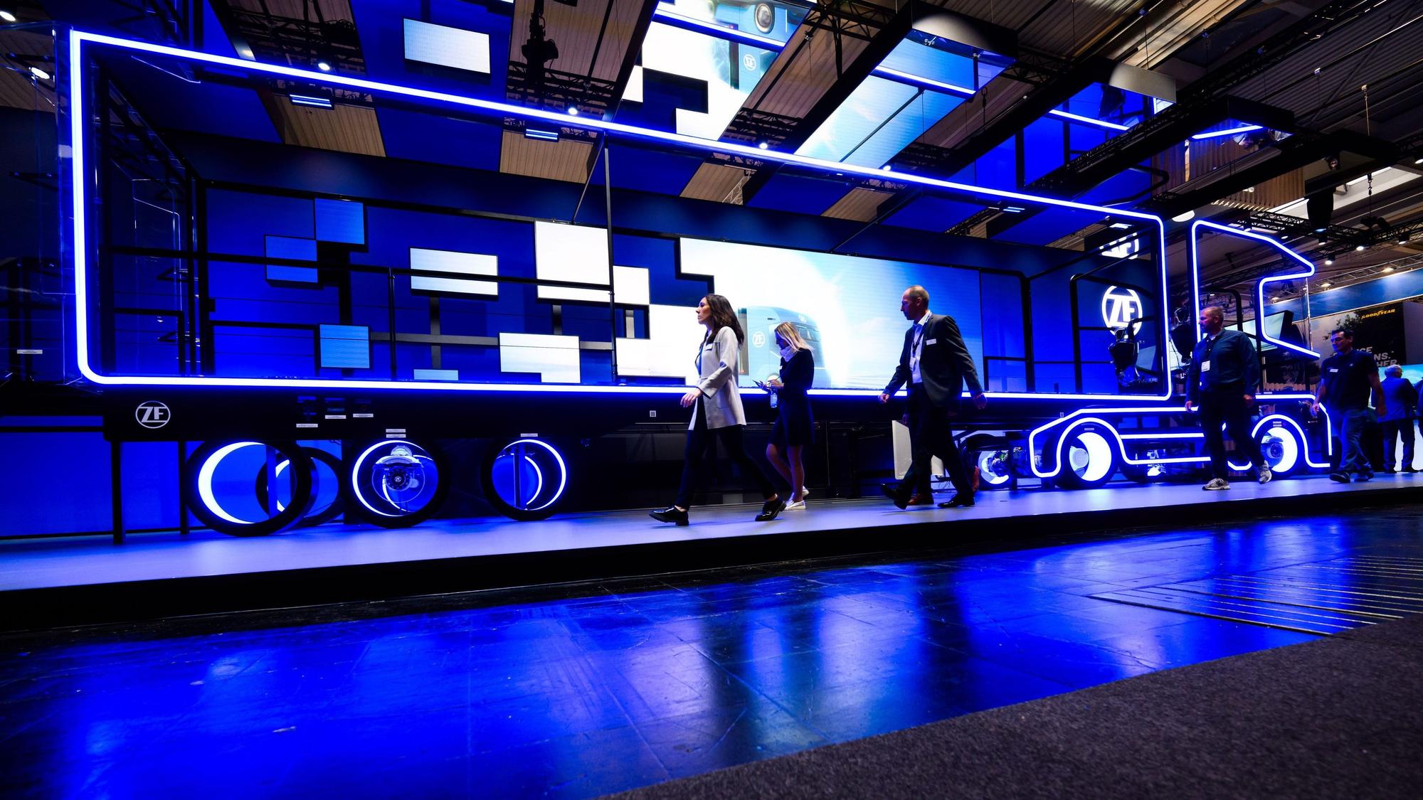 Eine Lichtinstallation in Form eines LKW leuchtet am Stand der ZF Friedrichshafen AG bei der IAA Transportation in der Messe Hannover.