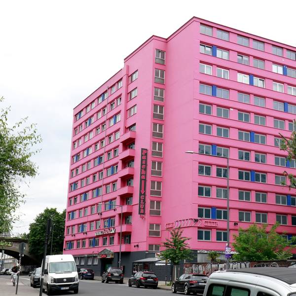 Das Großbordell „Pascha “in der Kölner Hornstraße. Es wirbt damit, Laufhaus, Nightclub und Hotel zu sein und war 1972 das erste Hochhausbordell Europas.