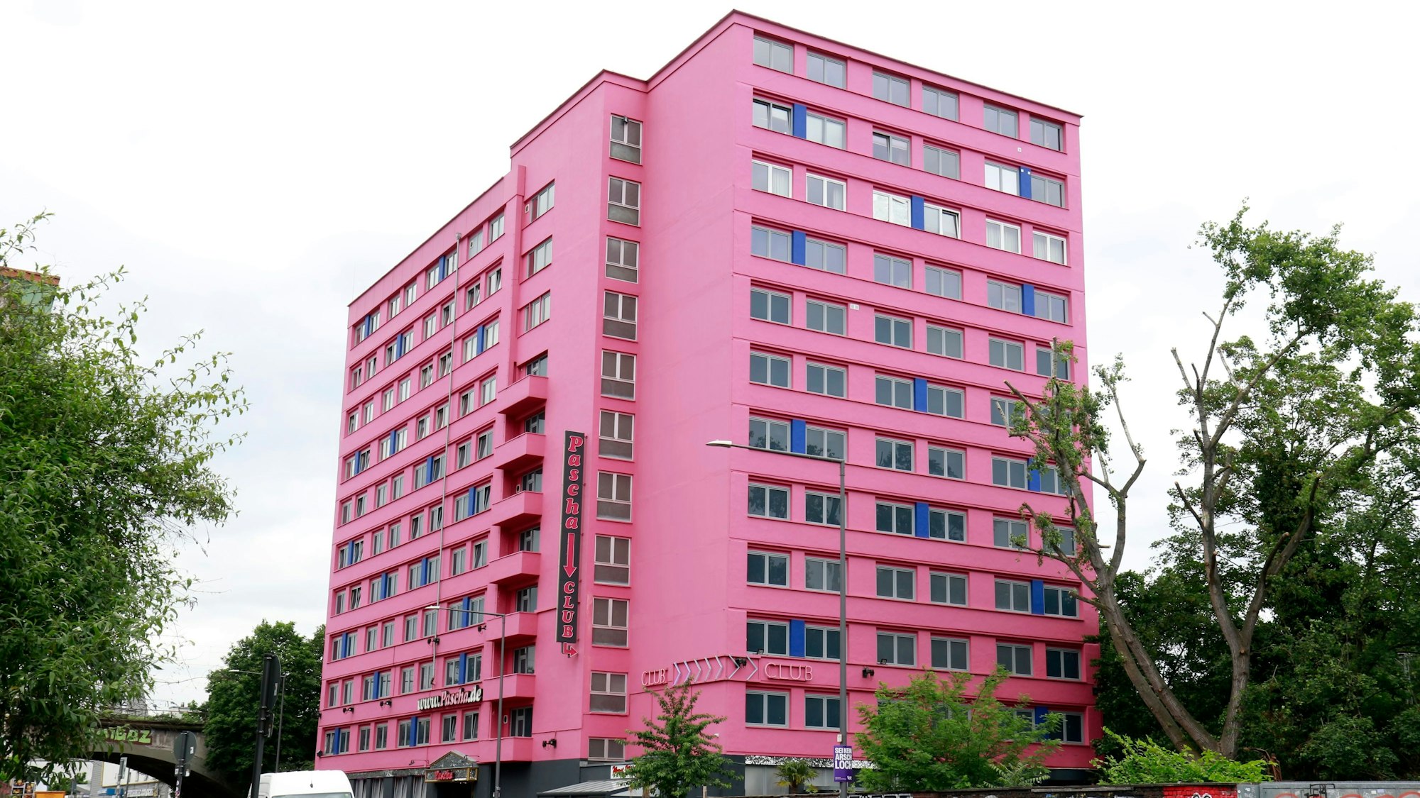 Das Großbordell „Pascha “in der Kölner Hornstraße. Es wirbt damit, Laufhaus, Nightclub und Hotel zu sein und war 1972 das erste Hochhausbordell Europas.