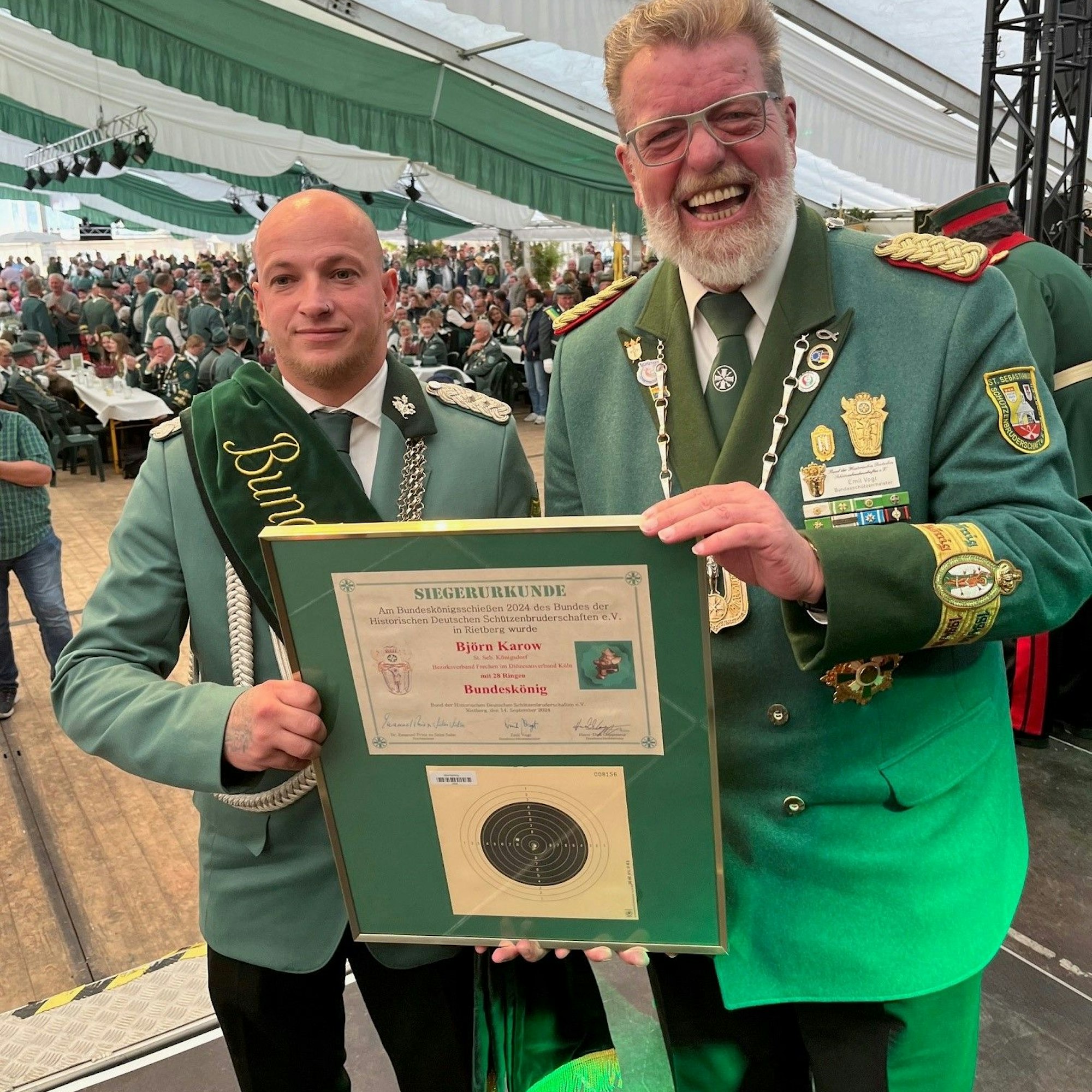 Auf dem Bild ist die Ehrung von Björn Karow zu sehen.