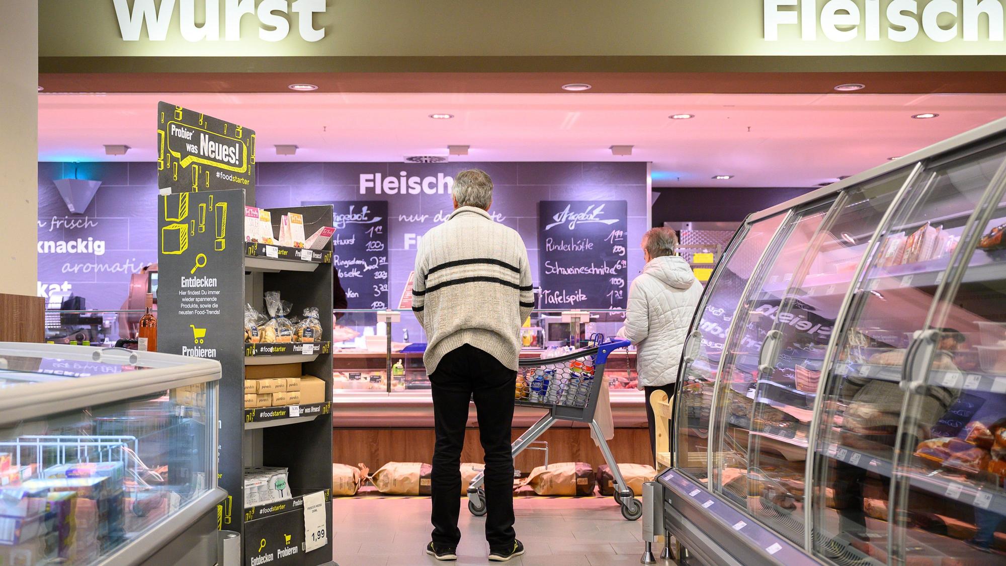 Kunden stehen in einer Filiale von Edeka.