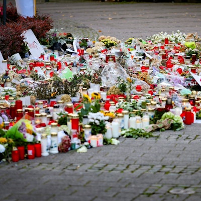 Kerzen und Blumen liegen unweit des Tatorts am Fronhof zum Gedenken an die Opfer der Messerattacke auf dem Solinger Stadtfest.