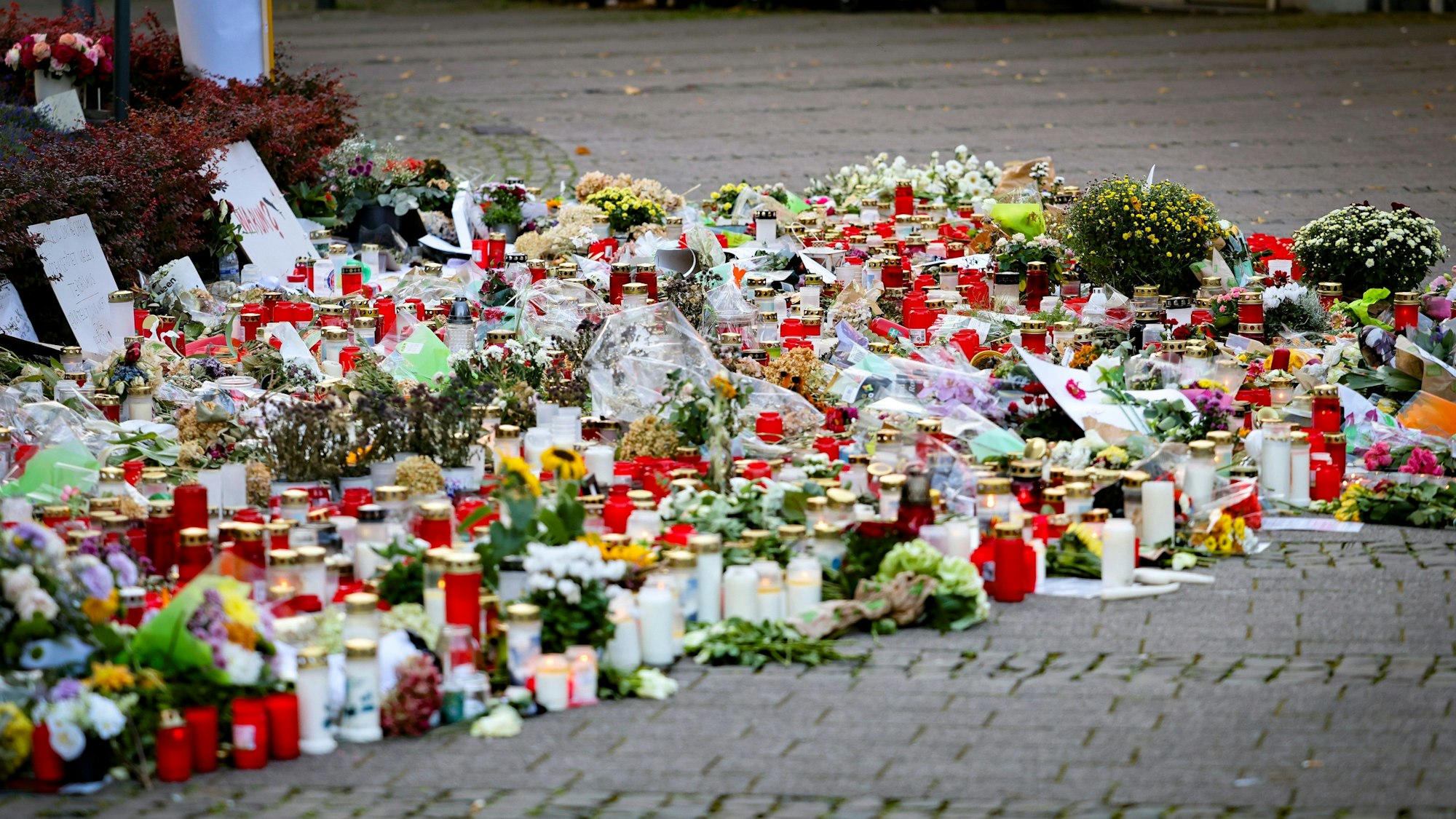 Kerzen und Blumen liegen unweit des Tatorts am Fronhof zum Gedenken an die Opfer der Messerattacke auf dem Solinger Stadtfest.