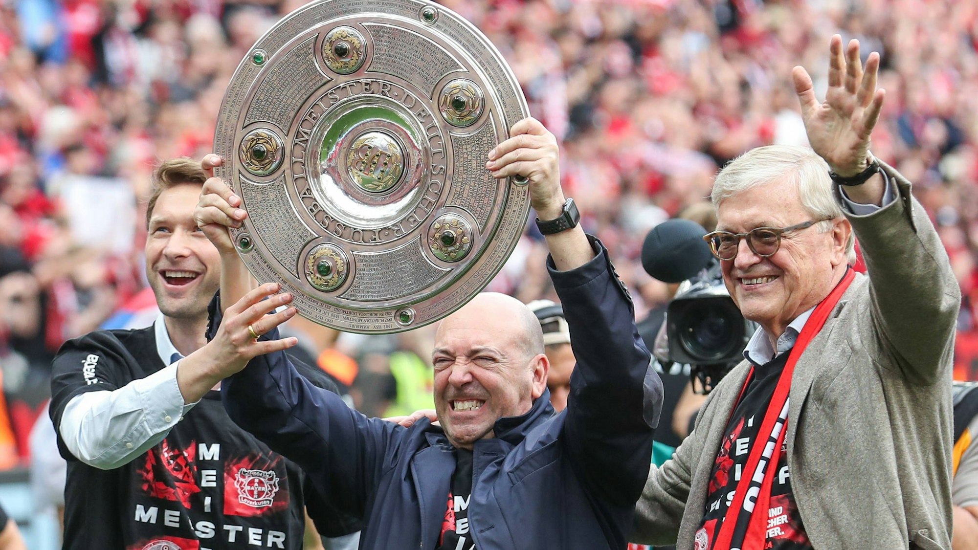 Simon Rolfes (v. links), Fernando Carro und Werner Wenning feiern die Meisterschaft nach dem letzten Heimspiel gegen Augsburg.