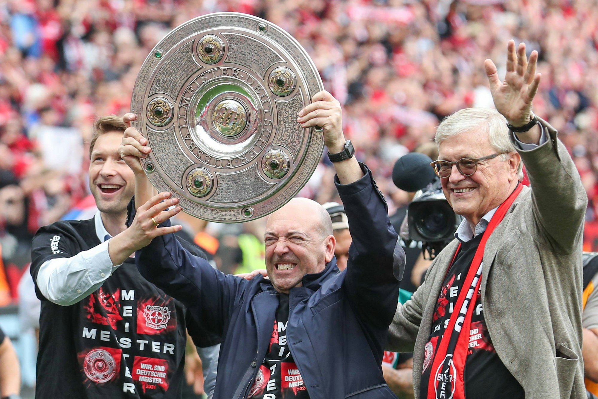 1. Bundesliga - Bayer 04 Leverkusen - FC Augsburg am 18.05.2024 in der BayArena in Leverkusen Geschäftsführer Simon Rolfes Leverkusen , Vorsitzender Geschäftsfuehrung Fernando Carro Leverkusen und Vorsitzender des Gesellschafterausschusses Werner Wenning Leverkusen halten die Meisterschale hoch *** 1 Bundesliga Bayer 04 Leverkusen FC Augsburg on 18 05 2024 at the BayArena in Leverkusen Managing Director Simon Rolfes Leverkusen , Chairman of the Management Board Fernando Carro Leverkusen and Chairman of the Shareholders Committee Werner Wenning Leverkusen hold up the championship trophy MH