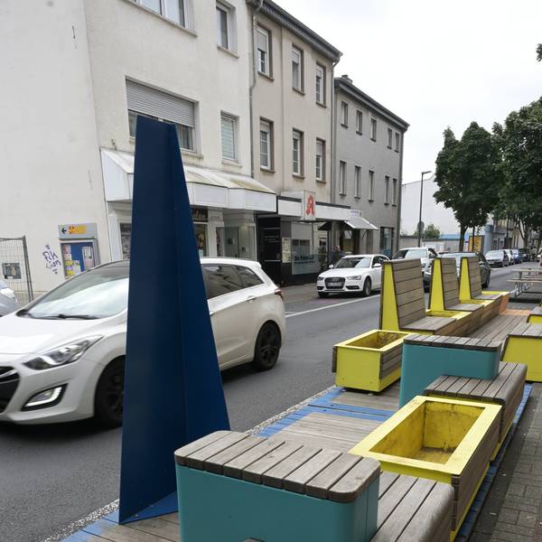 Das Foto zeigt Sitzmöbel an der Unteren Hauptstraße in Bergisch Gladbach