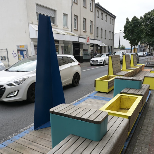Das Foto zeigt Sitzmöbel an der Unteren Hauptstraße in Bergisch Gladbach