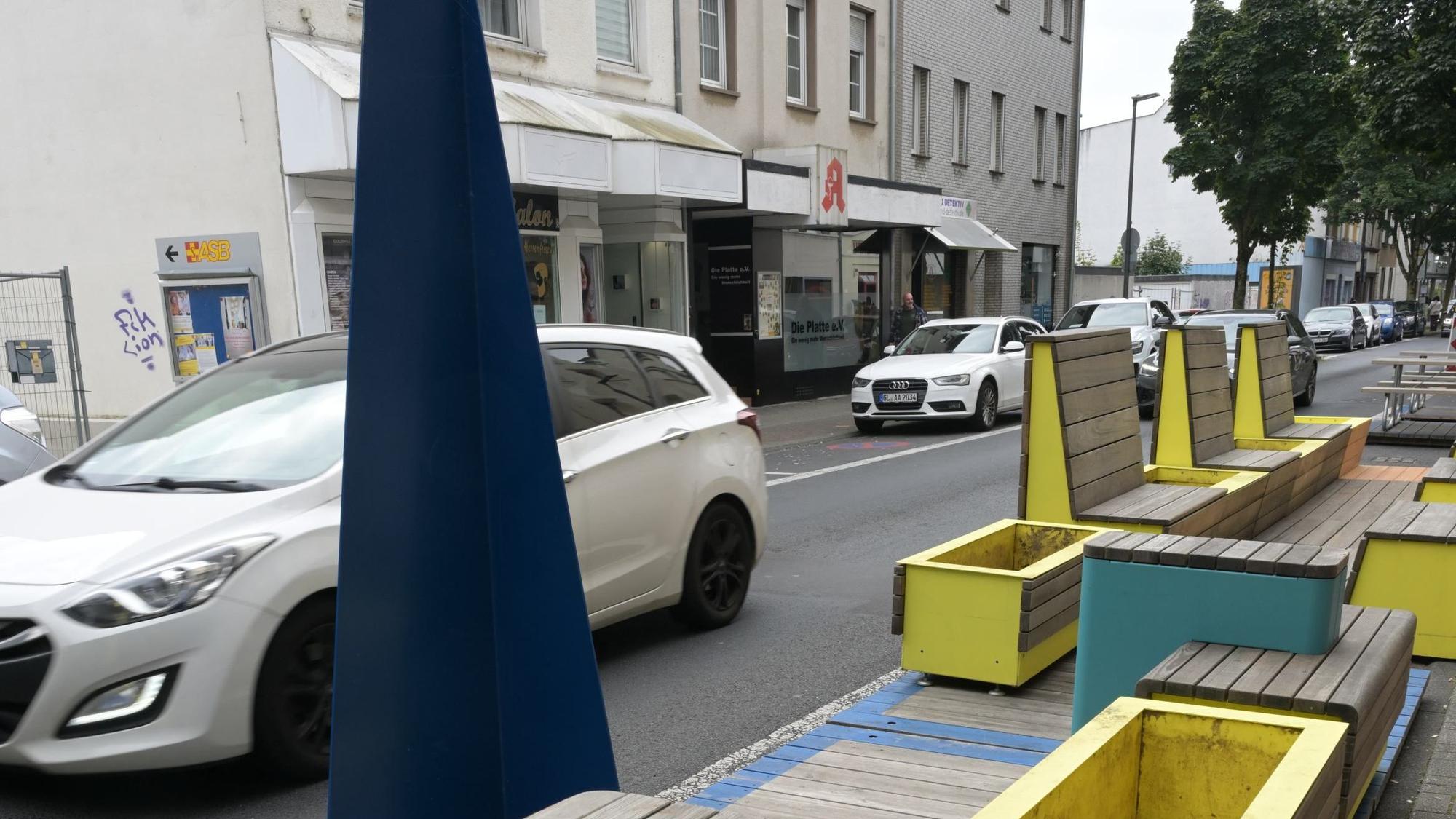 Das Foto zeigt Sitzmöbel an der Unteren Hauptstraße in Bergisch Gladbach