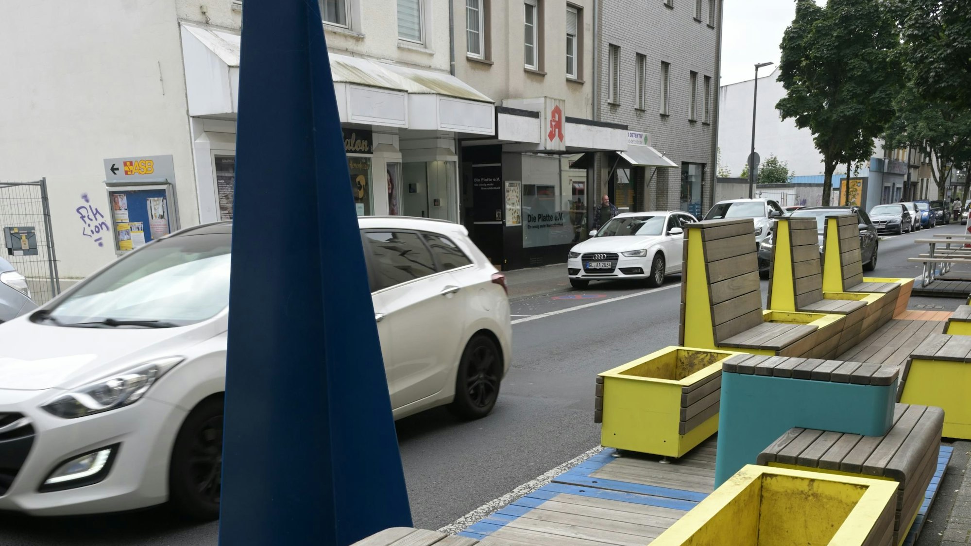 Das Foto zeigt Sitzmöbel an der Unteren Hauptstraße in Bergisch Gladbach