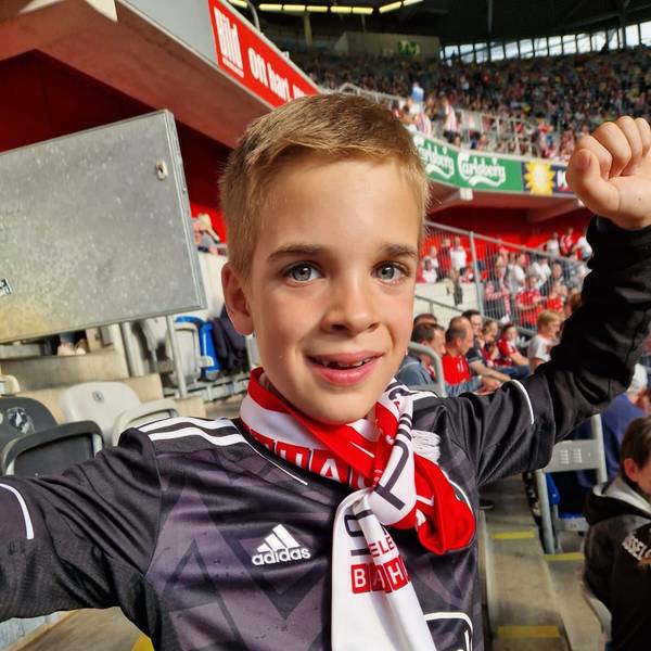 Justus (9) im Stadion, er reckt die Faust