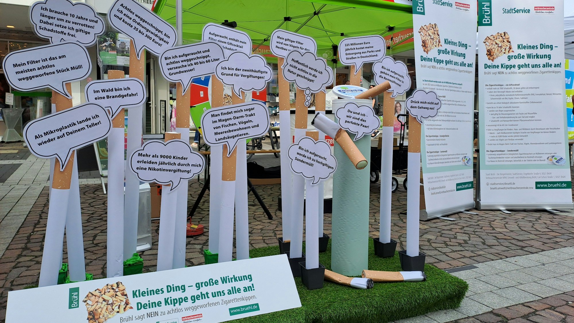 Zu sehen sind übergroße Zigaretten aus Pappe.