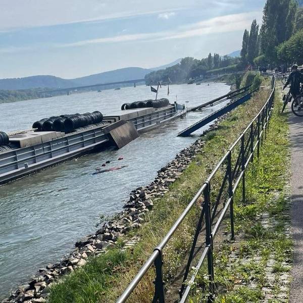 Der voll beladene Frachter nach dem Unfall am Steg des Ruder-Vereins in Bonn.