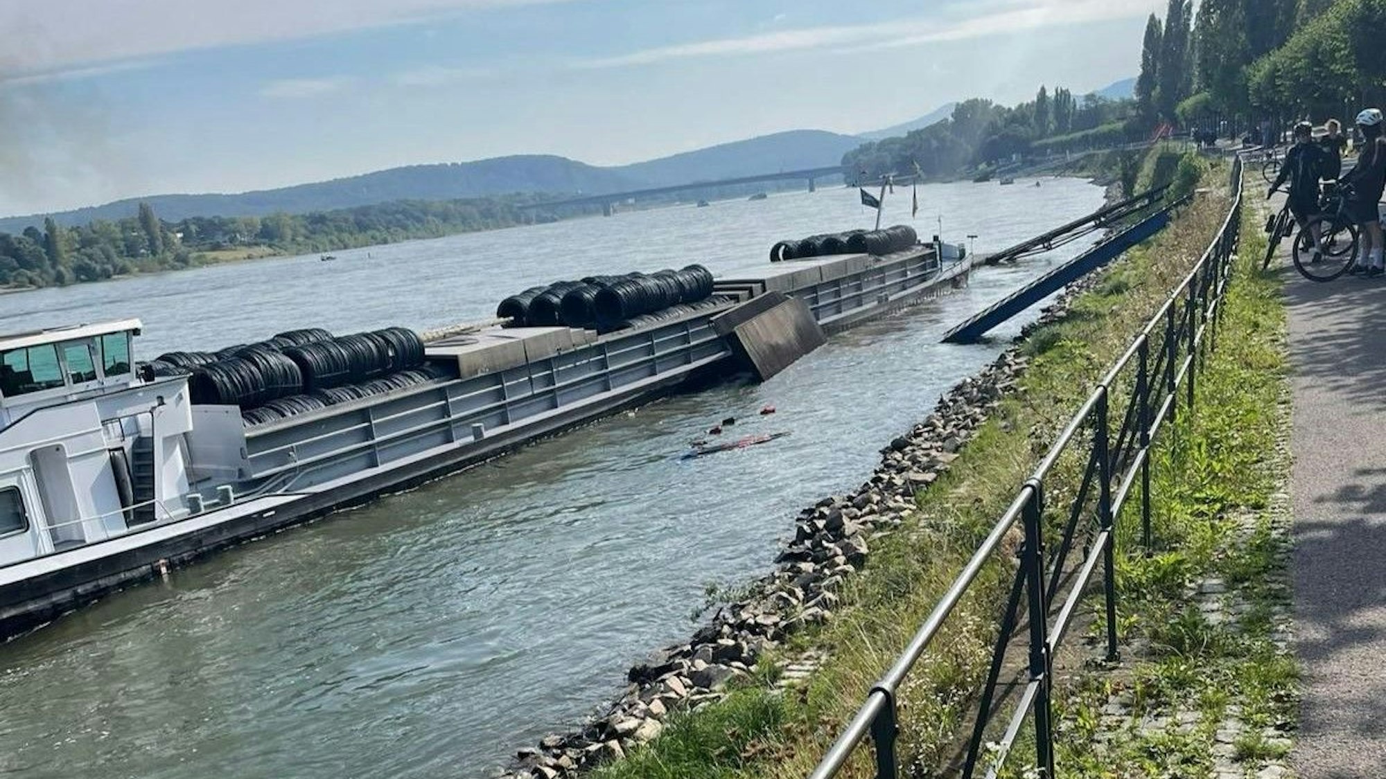 Der voll beladene Frachter nach dem Unfall am Steg des Ruder-Vereins in Bonn.