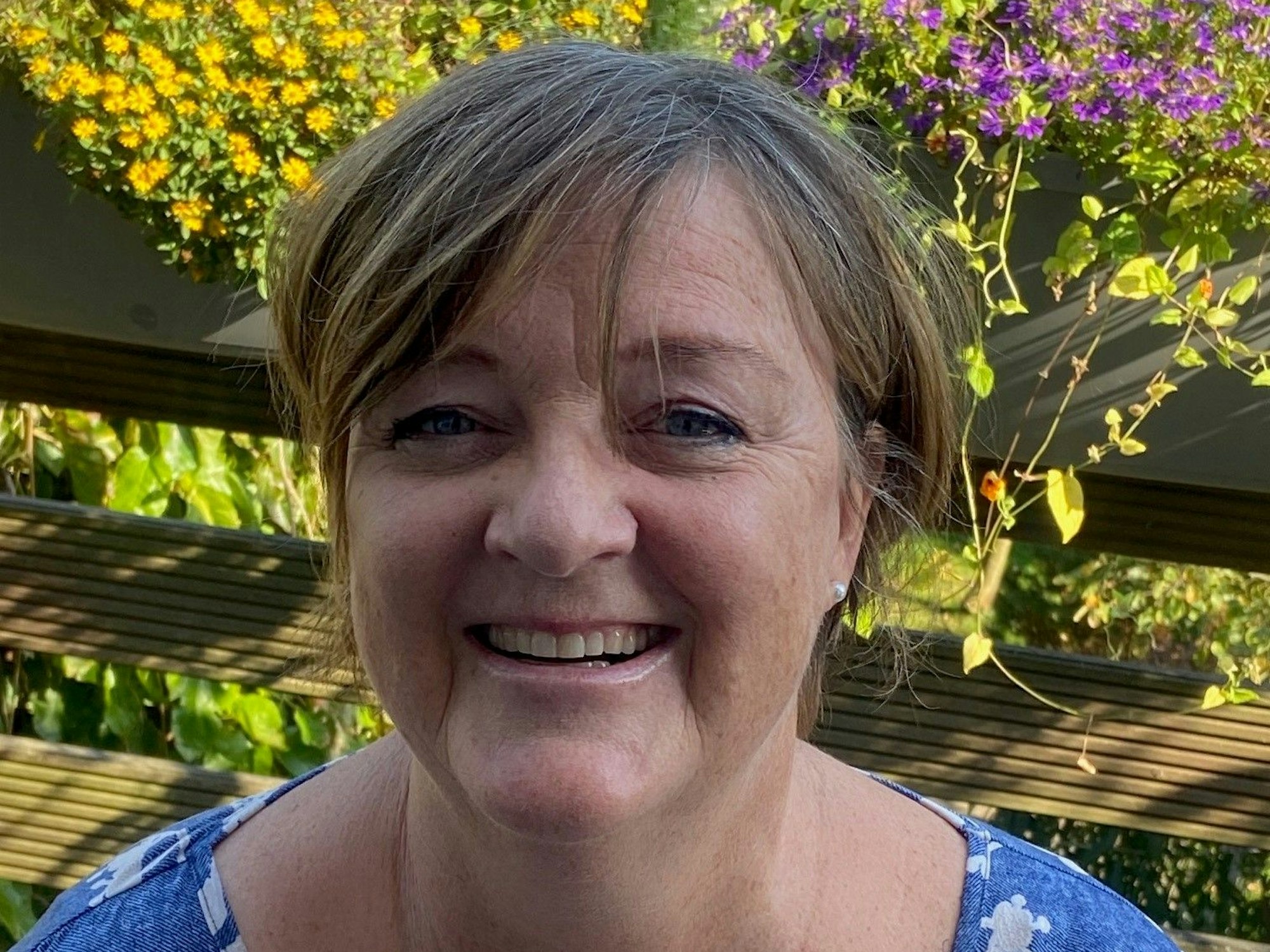 Irene Herschbach leitet in ihrer Freizeit das ehrenamtliche Team der Katholischen öffentlichen Bücherei in Zündorf.