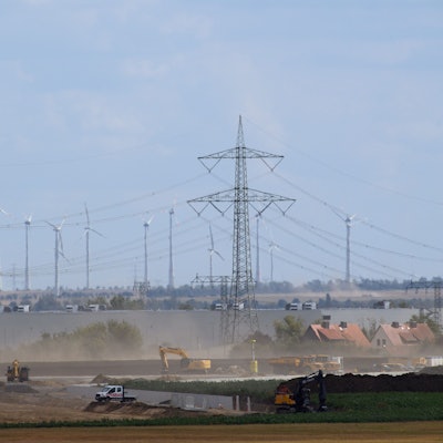 Blick auf Baumaschinen, die auf dem Baugelände der Intel-Chipfabrik auf dem «Eulenberg» Erdreich bewegen.