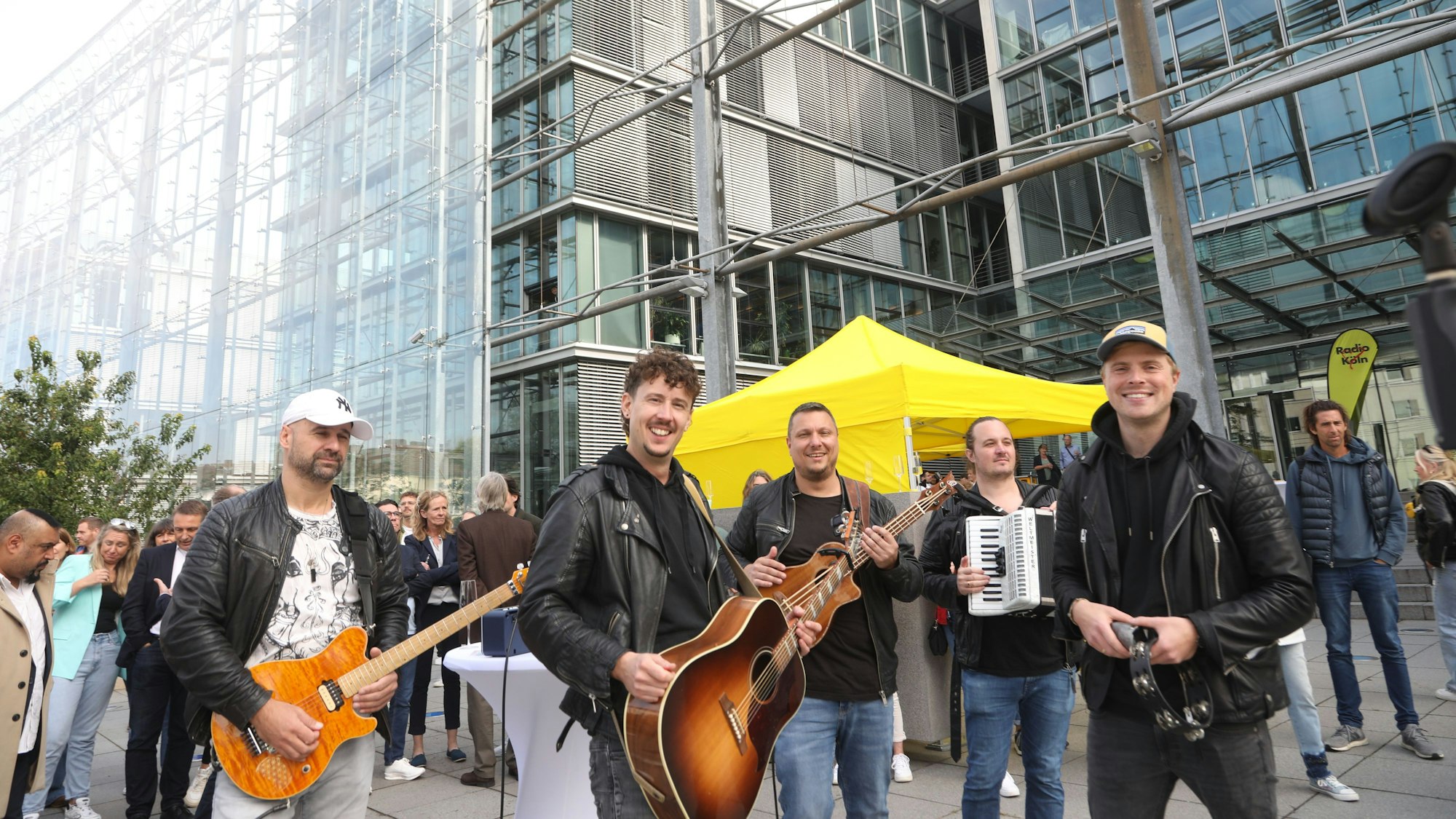 Die Band Eldorado spielte nach ihrem kleinen Konzert in der Bimmelbahn auch ein Lied vor dem Neven DuMont Haus.