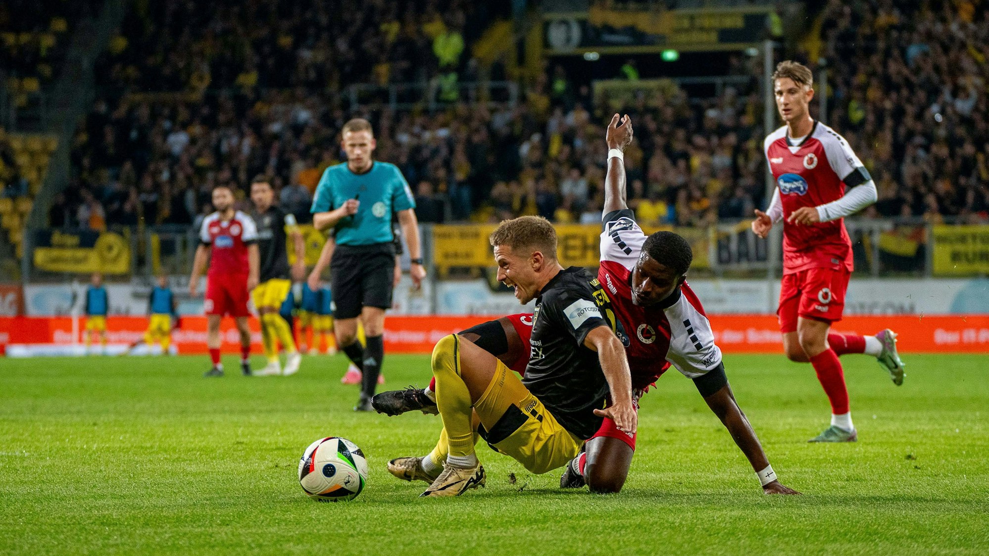 Zweikampf von Lukas Scepanik Alemannia Aachen, 08 und Sidny Lopes Cabral FC Victoria Koeln, 05 TSV Alemannia Aachen vs. FC Viktoria Koeln, Fussball, 3. Liga, 5. Spieltag, Saison 2024/2025, 15.09.2024, TSV Alemannia Aachen vs. FC Viktoria Koeln, Fussball, 3. Liga, 5. Spieltag, Saison 2024/2025, 15.09.2024 Aachen *** duel between Lukas Scepanik Alemannia Aachen, 08 and Sidny Lopes Cabral FC Victoria Koeln, 05 TSV Alemannia Aachen vs FC Viktoria Koeln, Football, 3 Liga, Matchday 5, Season 2024 2025, 15 09 2024, TSV Alemannia Aachen vs FC Viktoria Koeln, Football, 3 Liga, Matchday 5, Season 2024 2025, 15 09 2024 Aachen Copyright: xEibner-Pressefoto/JustinxDerondex EP_JDU