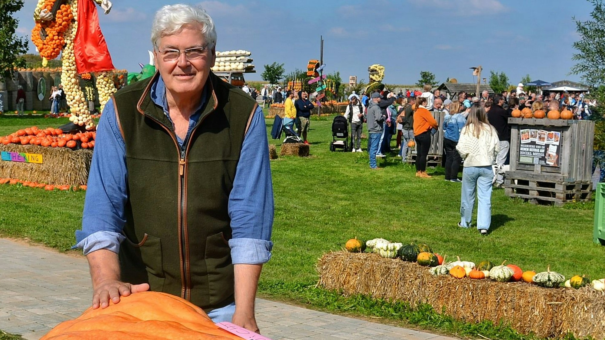 Stolz präsentiert Gastgeber Theo Bieger die von seinem Sohn Max gezüchteten Riesenkürbisse.