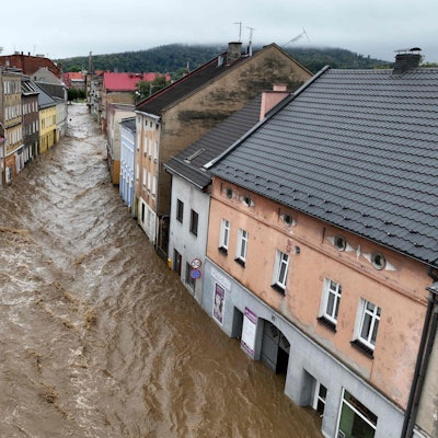 Überflutete Straßen im polnischen Glucholazy: Osteuropa ist von heftigem Hochwasser betroffen.
