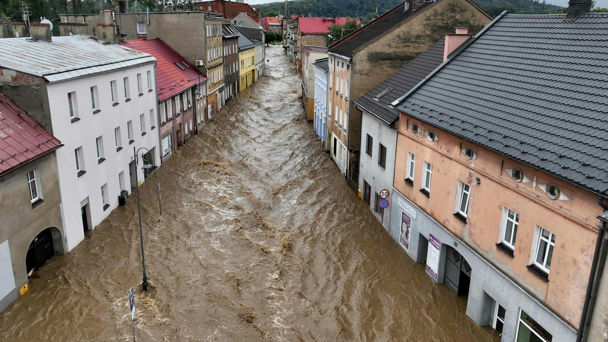 Überflutete Straßen im polnischen Glucholazy: Osteuropa ist von heftigem Hochwasser betroffen.