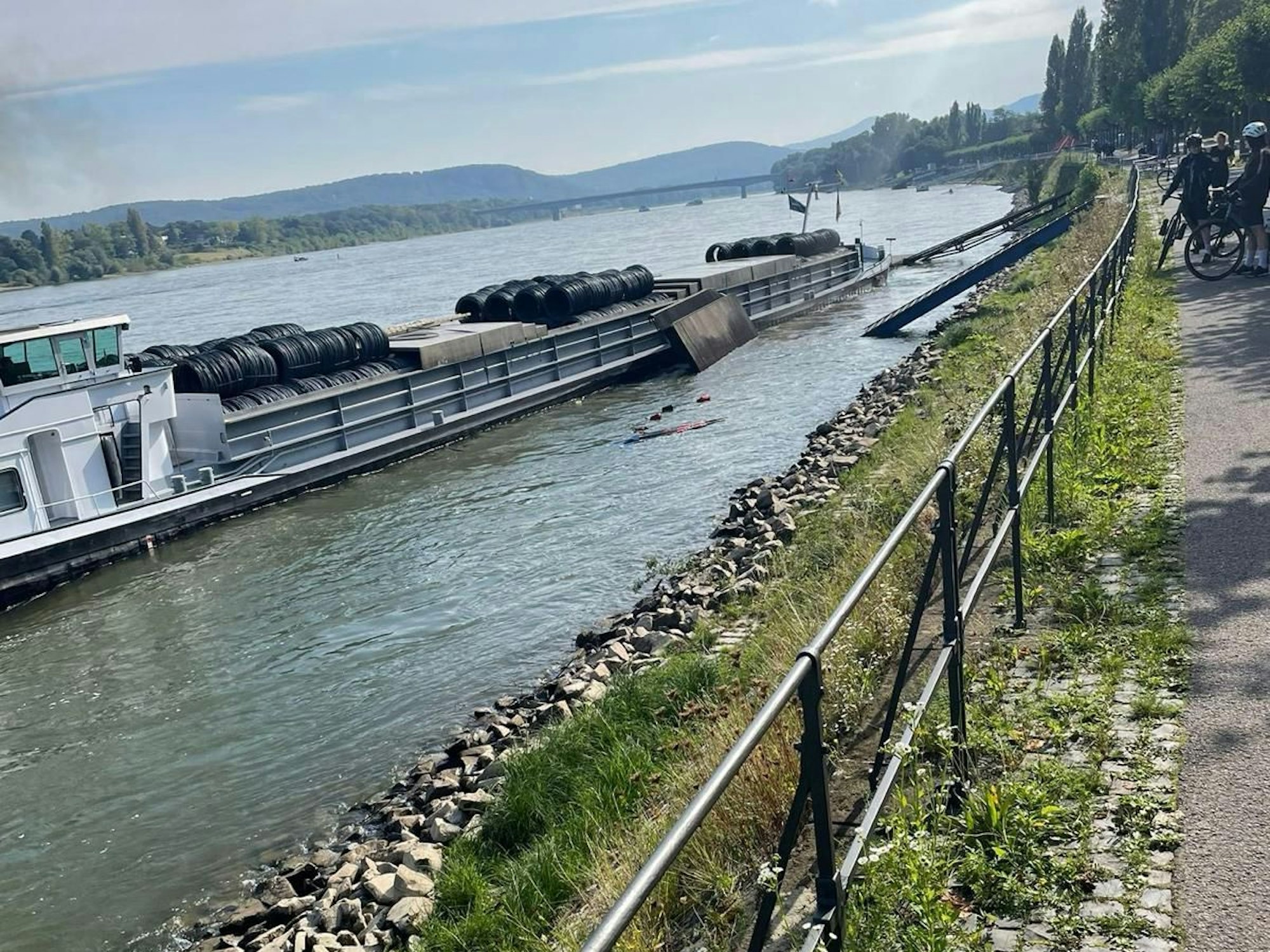 Das Frachtschiff fuhr nach der Havarie auf dem Rhein weiter.