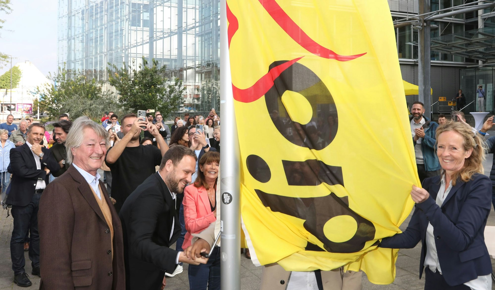 Die Herausgeber Isabella Neven DuMont und Christian DuMont Schütte hissten gemeinsam mit Radio-Köln-Chefredakteurin Claudia Schall sowie den Vorsitzenden der Veranstaltergemeinschaft (VG) von Radio Köln Elvis Katticaren und Sebastian Salzwedel die gelbe Fahne von Radio Köln