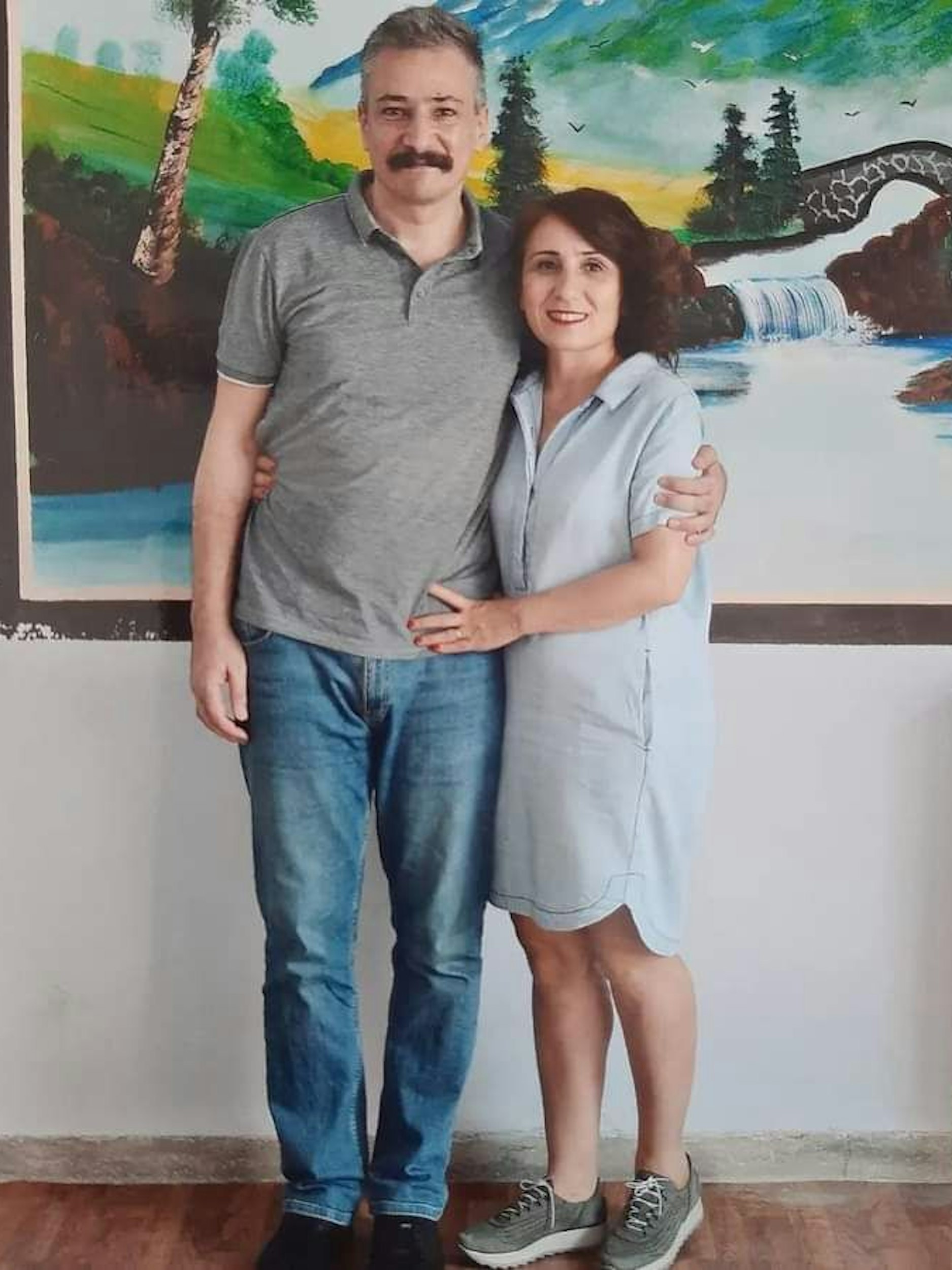 Alp und Birsen Altinörs vor einem Landschaftsgemälde