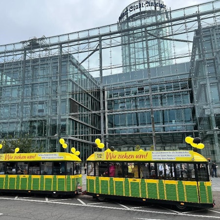 Die Bimmelbahn mit der Belegschaft von Radi Köln, Hörern und Band Eldorado kommt am Neven-DuMont-Haus an