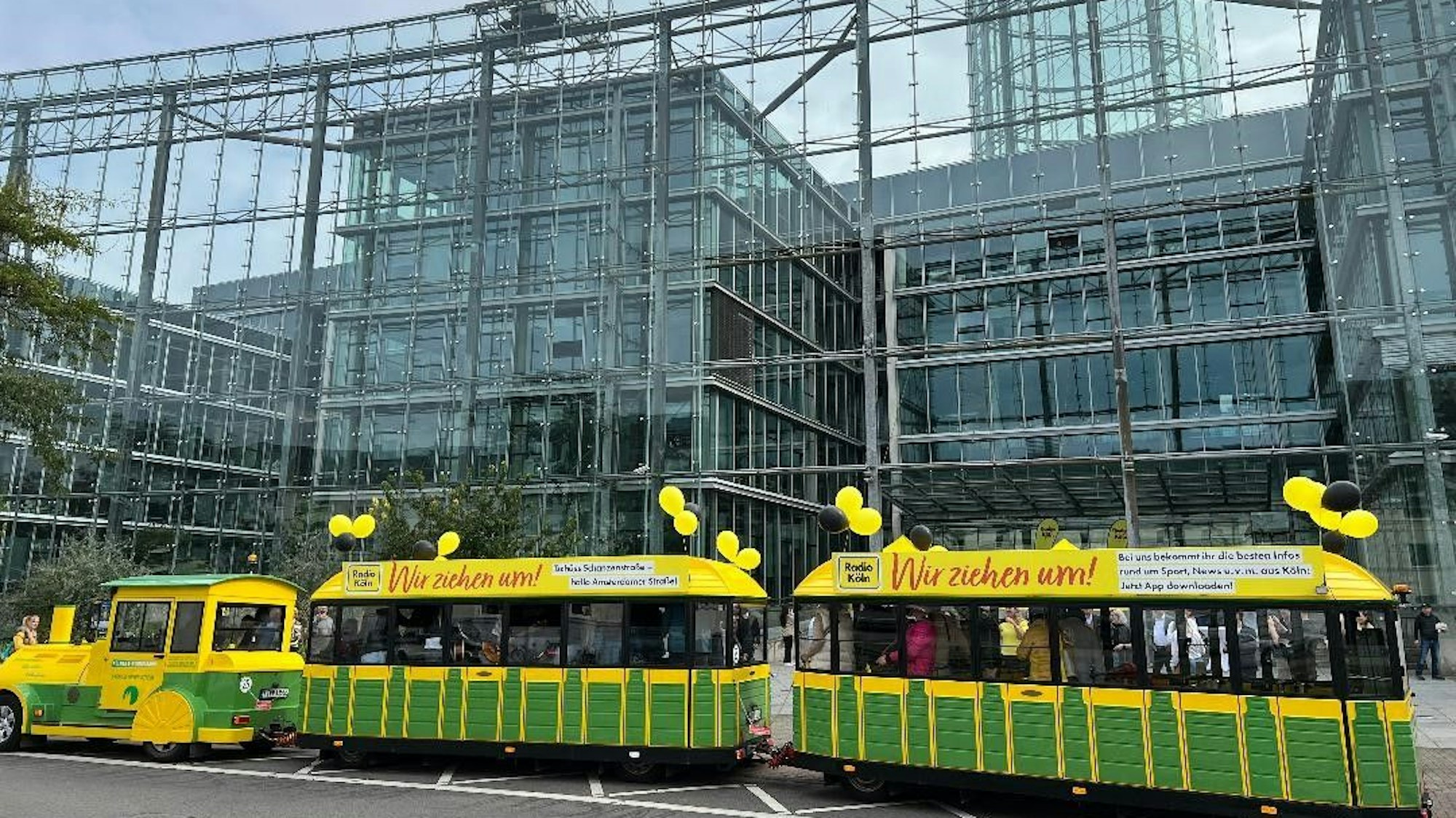 Die Bimmelbahn mit der Belegschaft von Radi Köln, Hörern und Band Eldorado kommt am Neven-DuMont-Haus an