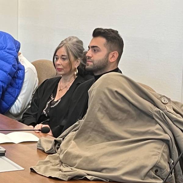 Die Angeklagten – mit den Verteidigern Petra Wunsch und Salih Kocak – verstecken ihre Gesichter vor den Pressekameras.