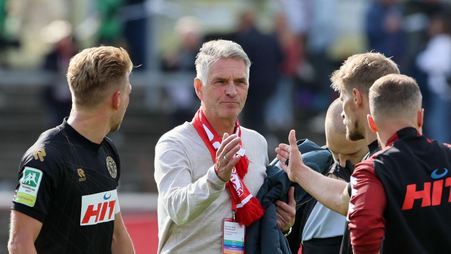 Fortuna-Präsident Hanns-Jörg Westendorf klatscht sich mit den Profis ab
