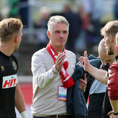 Fortuna-Präsident Hanns-Jörg Westendorf klatscht sich mit den Profis ab