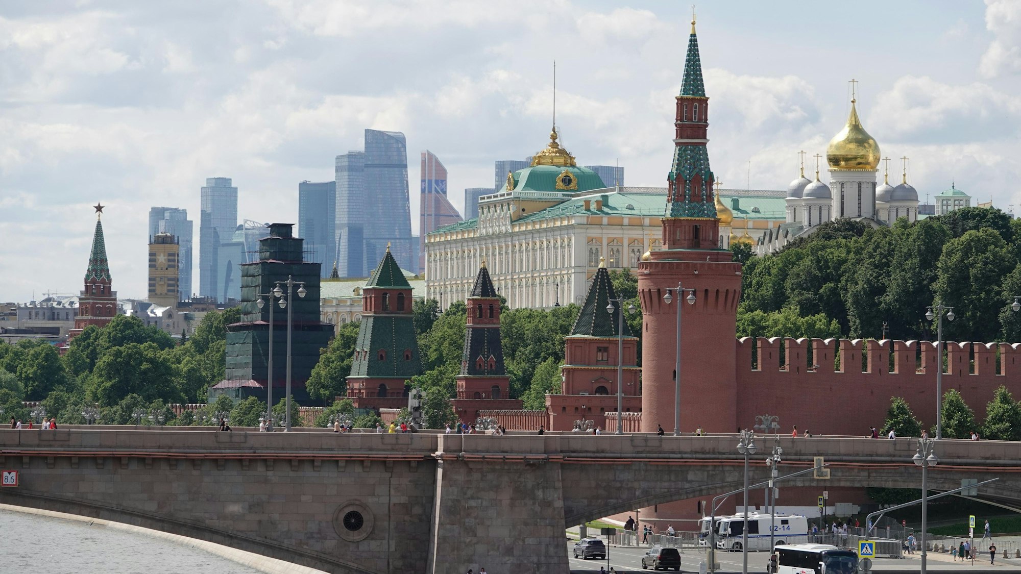 Von der Moskwa aus sind hinter der Brücke der Kreml und das Hochhaus- und Geschäftsviertel Moskwa City (Hintergrund) zu sehen.