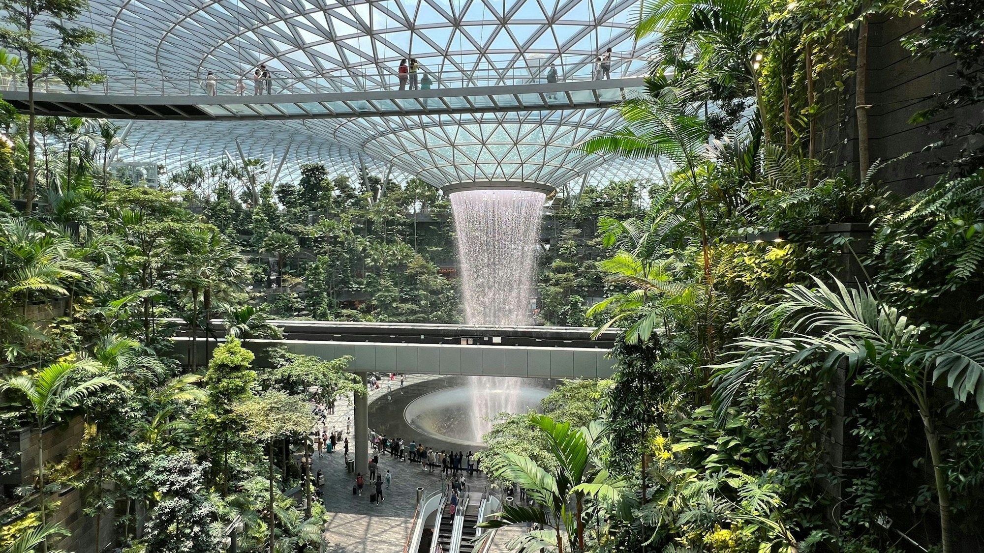 Blick in den Gebäudekomplex. Viel Grün und ein imposanter Wasserfall.