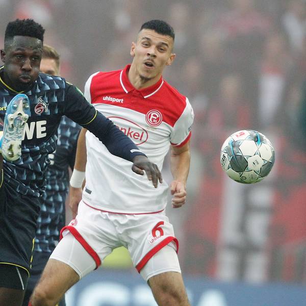 Kingsley Schindler (l.) vom 1. FC Köln kämpft am 3. November 2019 mit Alfredo Morales von Fortuna Düsseldorf um den Ball.
