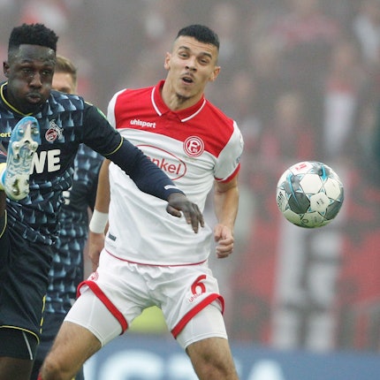 Kingsley Schindler (l.) vom 1. FC Köln kämpft am 3. November 2019 mit Alfredo Morales von Fortuna Düsseldorf um den Ball.