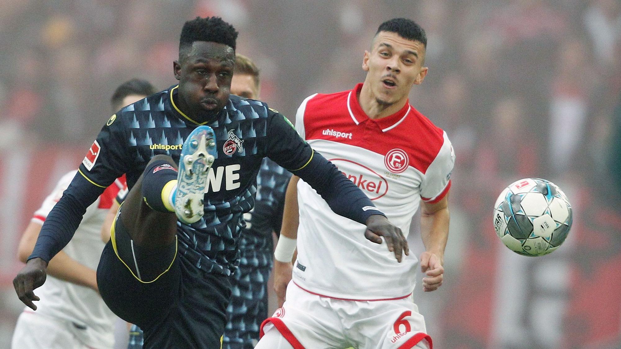 Kingsley Schindler (l.) vom 1. FC Köln kämpft am 3. November 2019 mit Alfredo Morales von Fortuna Düsseldorf um den Ball.