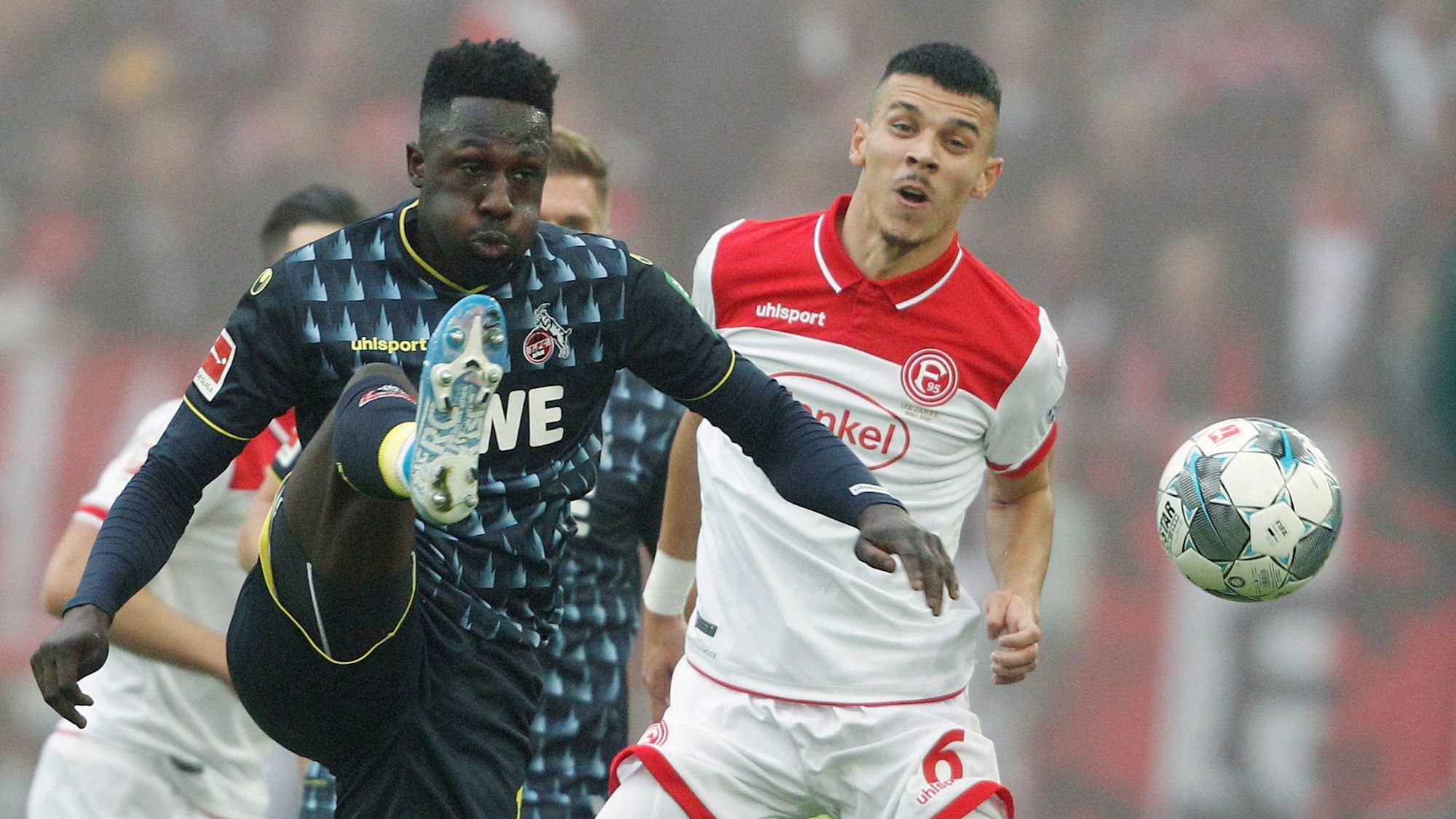 Kingsley Schindler (l.) vom 1. FC Köln kämpft am 3. November 2019 mit Alfredo Morales von Fortuna Düsseldorf um den Ball.