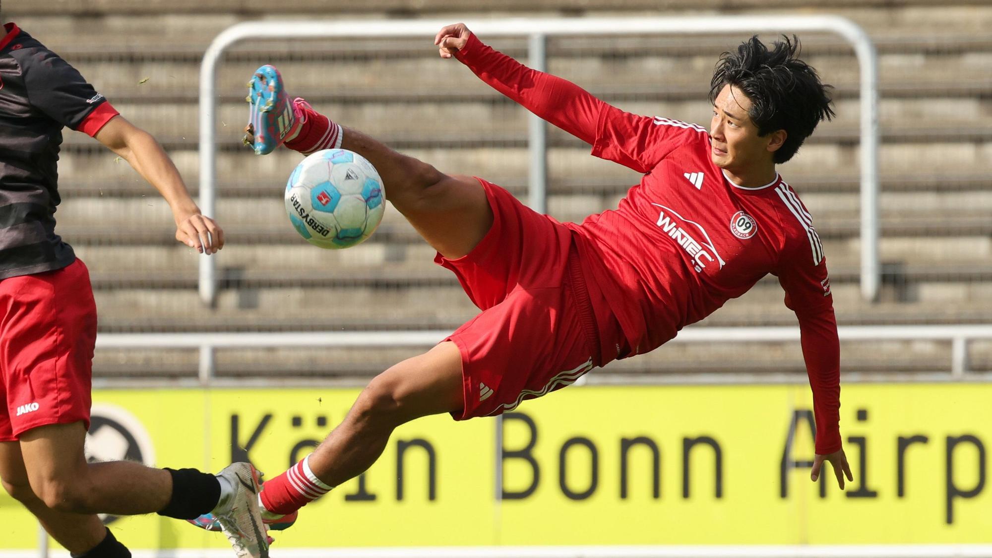 Nam Ju Lee liegt bei einem Seitfallzieher in der Luft.