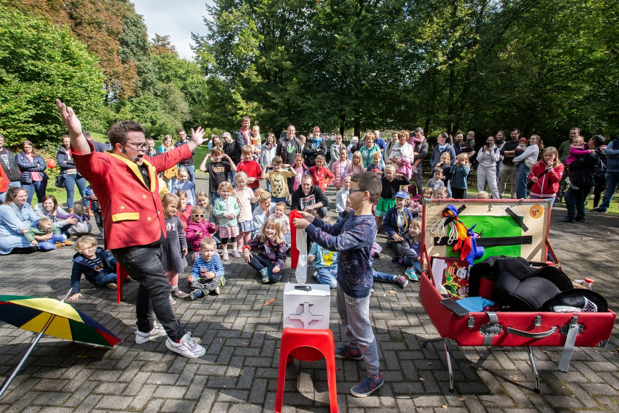 Mit seinen Tricks begeisterte Zauberer Sascha Lange die Kinder im Freizeitpark.