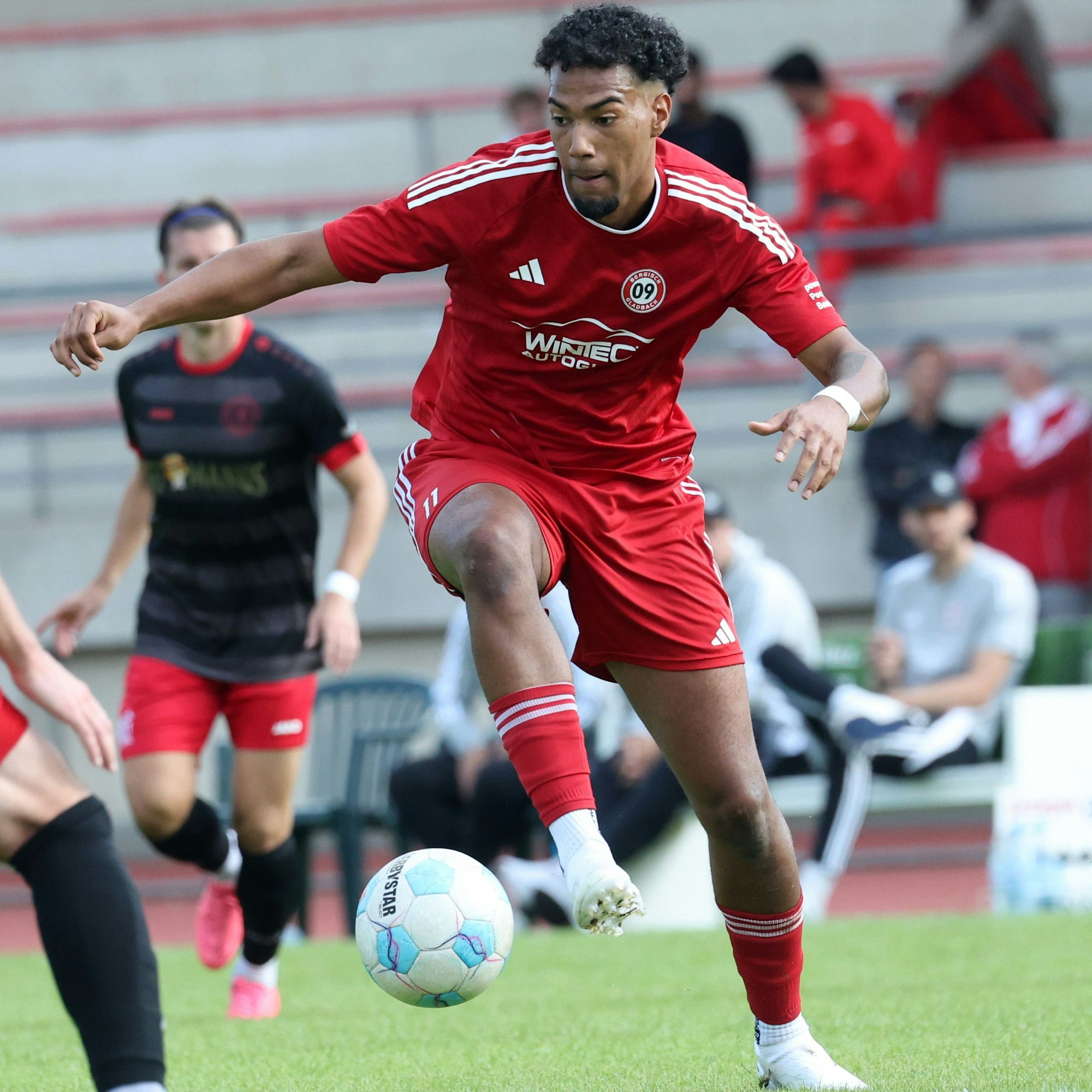 Tackie Sai mit dem Ball am Fuß