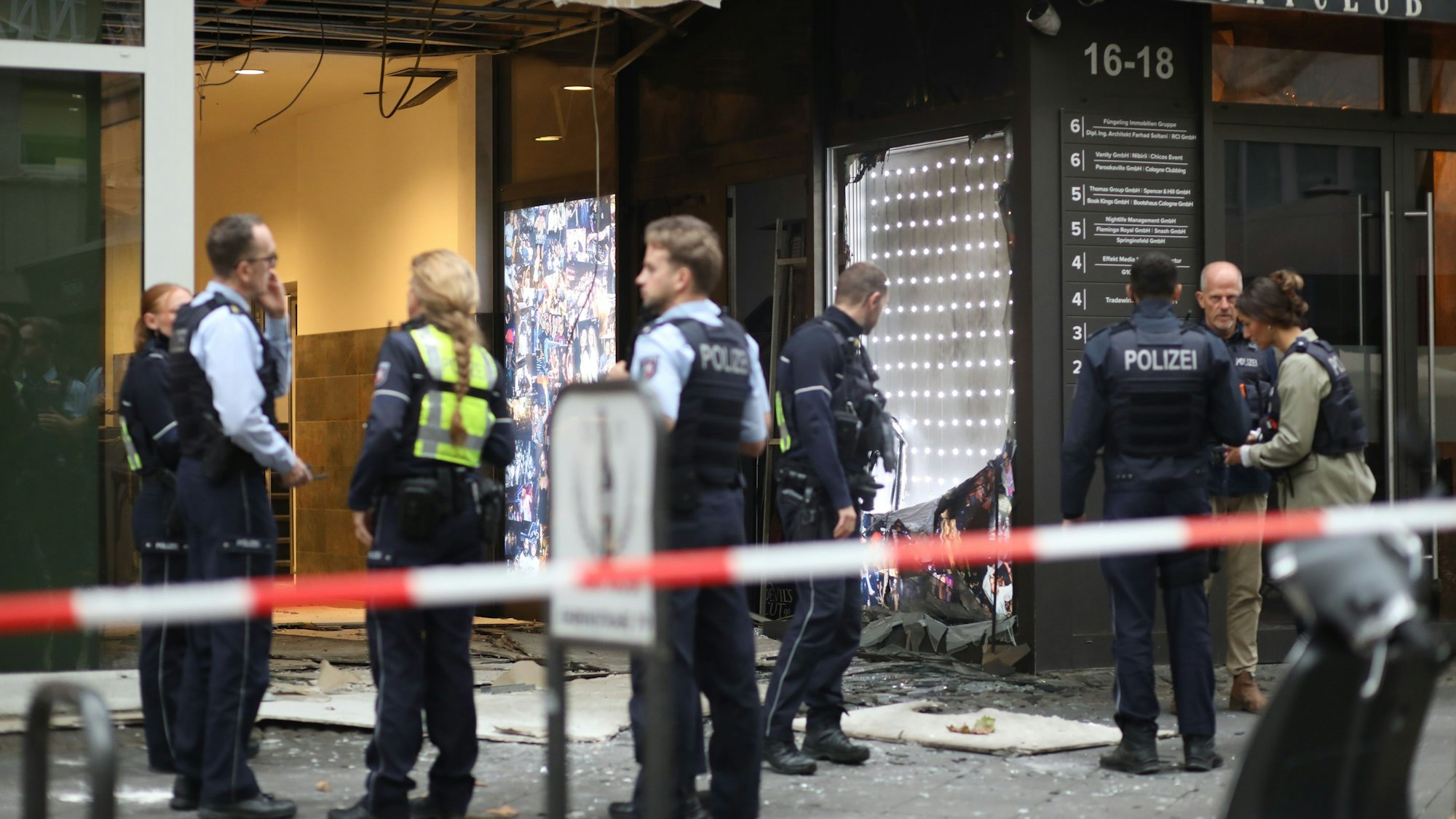 16. September, Köln: Bei einer Explosion am Nachtclub Vanity wurde eine Person verletzt.