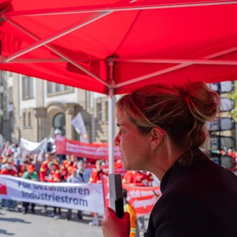 16.09.2024, Nordrhein-Westfalen, Duisburg: Mona Neubaur (Bündnis 90/Die Grünen), Ministerin für Wirtschaft, Industrie, Klimaschutz und Energie von Nordrhein-Westfalen sowie stellvertretende Ministerpräsidentin, spricht vor der Mercatorhalle zu Stahlarbeitern aus ganz Deutschland bei einer Demonstration vor dem "Nationalen Stahlgipfel· des Wirtschaftsministeriums von Nordrhein-Westfalen. Vertreter aus Politik und Wirtschaft wollen über die Zukunft der Stahlindustrie in Deutschland diskutieren. Foto: Rolf Vennenbernd/dpa +++ dpa-Bildfunk +++