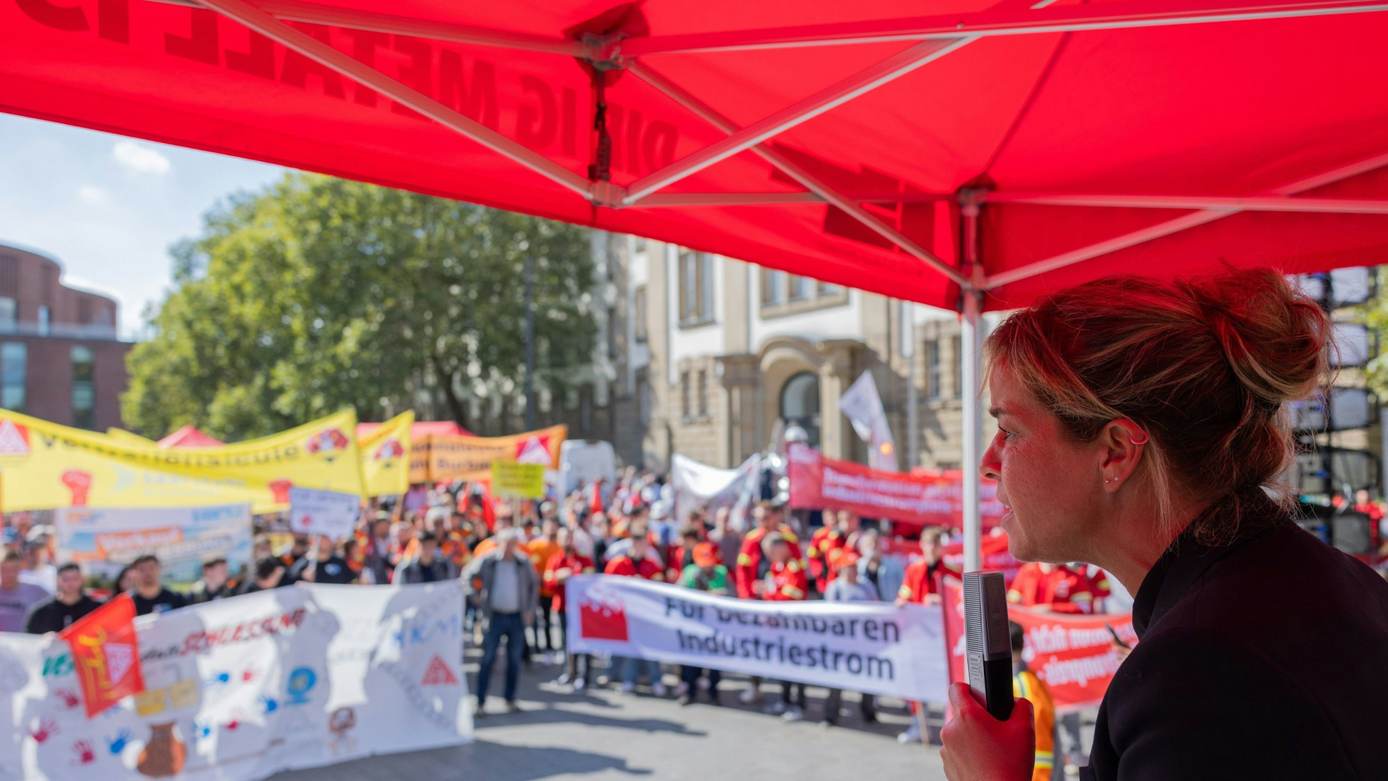 16.09.2024, Nordrhein-Westfalen, Duisburg: Mona Neubaur (Bündnis 90/Die Grünen), Ministerin für Wirtschaft, Industrie, Klimaschutz und Energie von Nordrhein-Westfalen sowie stellvertretende Ministerpräsidentin, spricht vor der Mercatorhalle zu Stahlarbeitern aus ganz Deutschland bei einer Demonstration vor dem "Nationalen Stahlgipfel· des Wirtschaftsministeriums von Nordrhein-Westfalen.  Vertreter aus Politik und Wirtschaft wollen über die Zukunft der Stahlindustrie in Deutschland diskutieren. Foto: Rolf Vennenbernd/dpa +++ dpa-Bildfunk +++