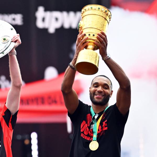 Leverkusens Torhüter Lukas Hradecky (l) und Jonathan Tah präsentieren bei der Meisterfeier in der BayArena die Meisterschale und den Pokal.