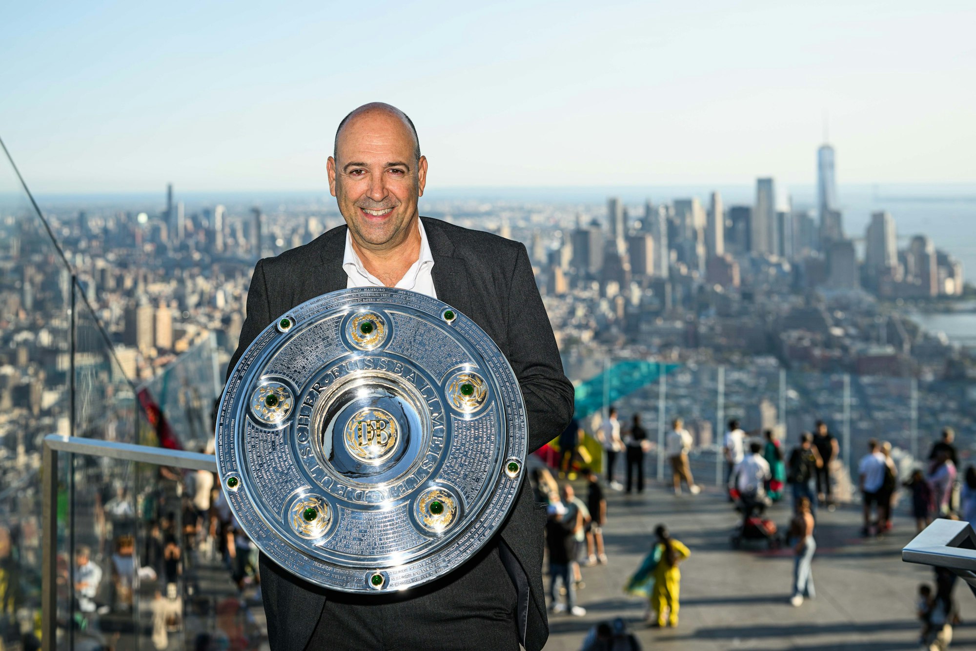 Fernando Carro mit der Meisterschale.