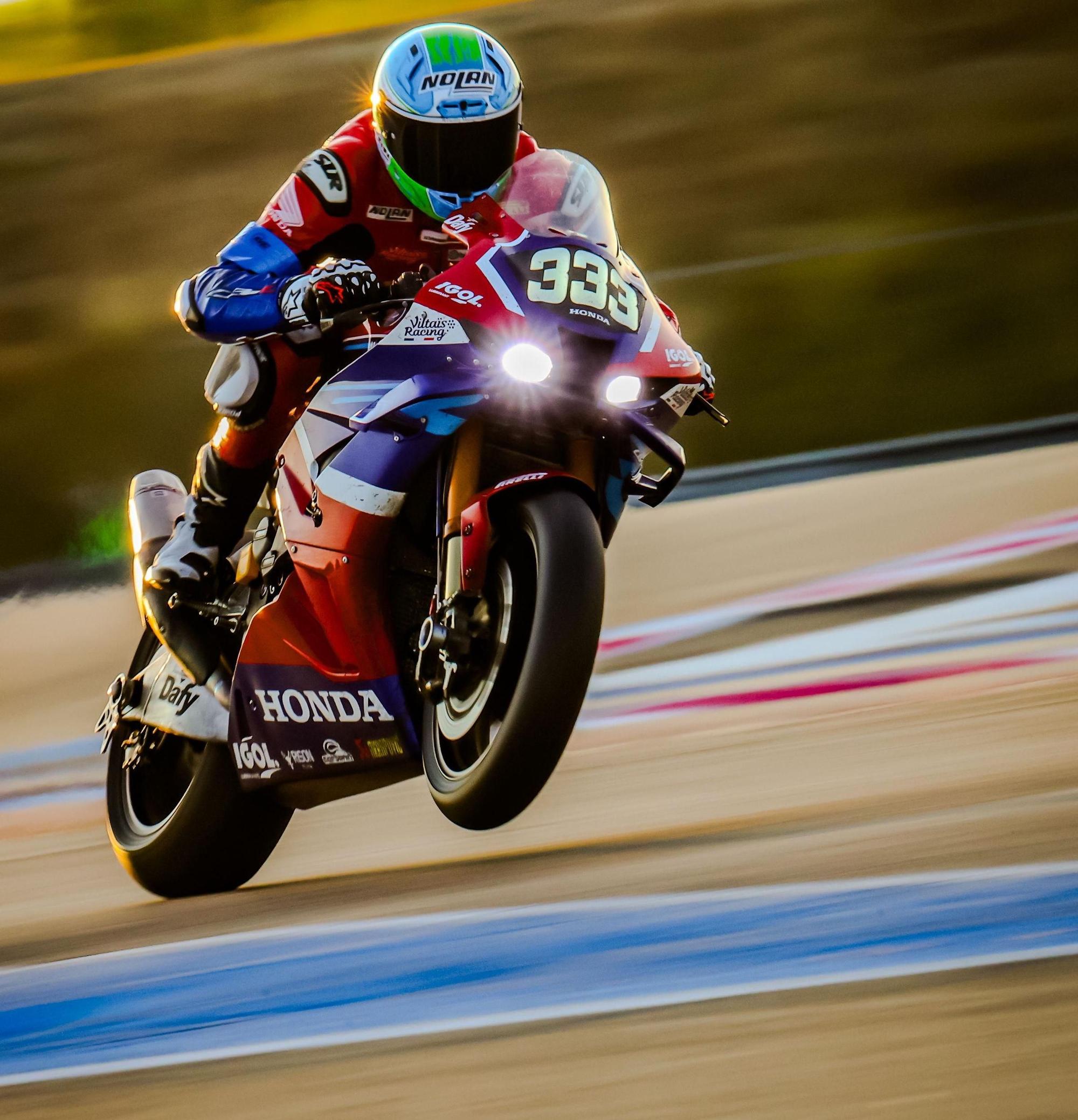 Florian Alt beschleunigt seine Honda mit der Nummer 333.