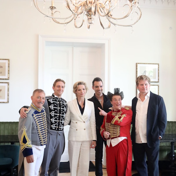 Daris Huesca, Nick Huesca, Katja Smitt, Vincent Vignaut, Gianni Huesca, Ilja Smitt in einem Saal, teilweise mit Clowns-Kleidung.