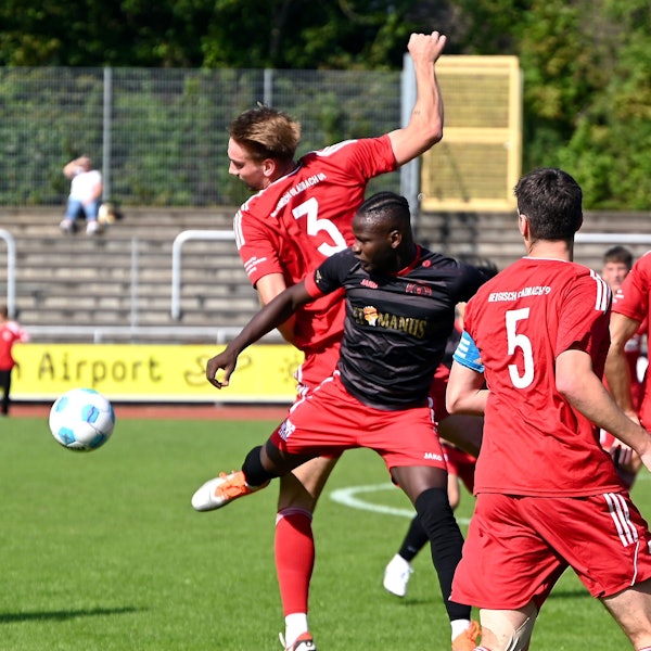 15.09.2024, Fussball-Bergisch Gladbach - SpVg. Porz
3: Mathias Hülsenbusch (Gladbach)
mitte: amadou Camara (Porz)
Foto: Uli Herhaus